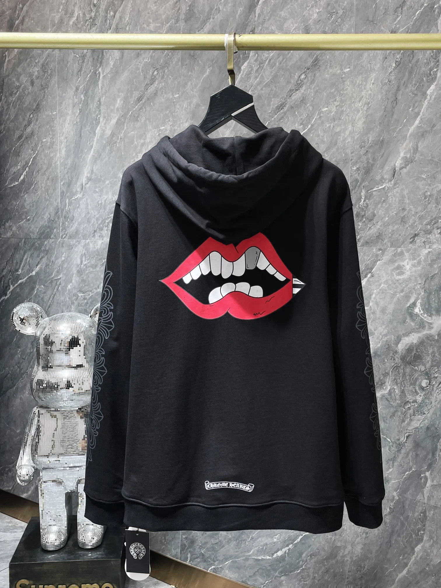 M29—P210 -Chrome Hearts/Chrome Hearts printed sweatshirt cardigan jacket -420 grams of high-density, high-quality wool, soft, delicate and skin-friendly, soft and silky to the touch, warm and skin-friendly -The hardware zipper accessories are all customized and full of details -Colour: black white -Size: S M L XL